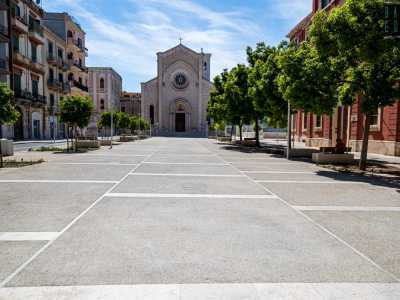 ...per entrare poi in una piazzetta che porta il nome dell�Istituto